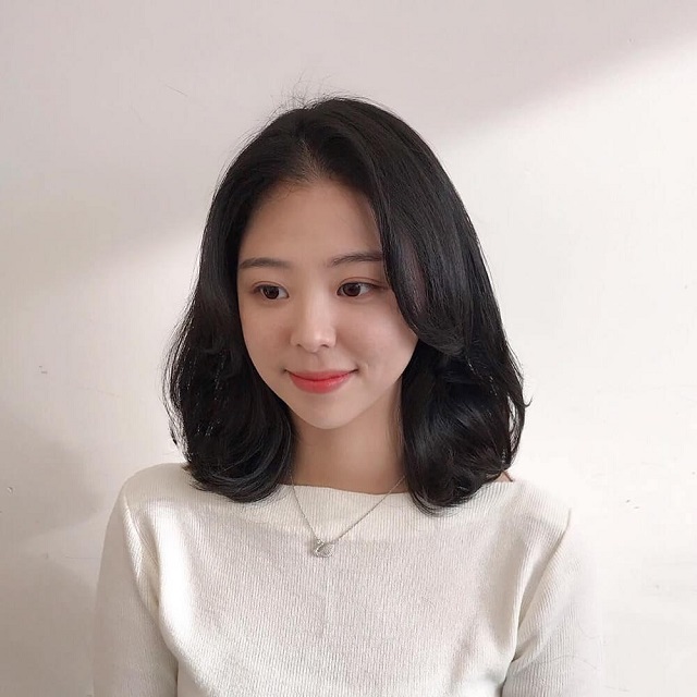 Tạo hình cho các cô gái theo kiểu tóc Hàn Quốc với mái bay mang lại cảm giác sang chảnh cho họ.