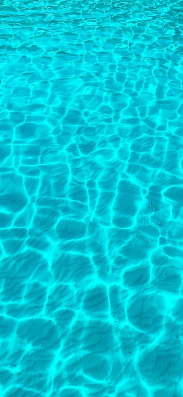 Hình nền hồ bơi với màu xanh bắt mắt 