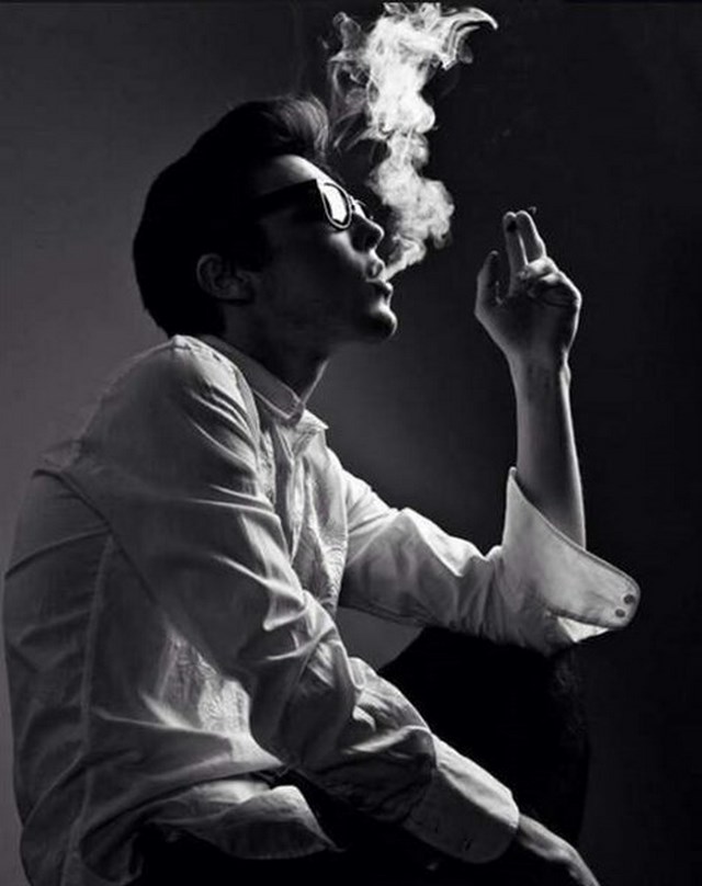 Ảnh hút thuốc cực ngầu của chàng trai với làn khói mờ ảo